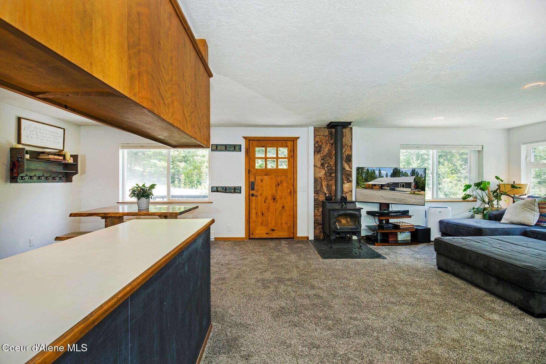 1042 North Wrenco Road Sandpoint, ID 83864 - Photo 16 of 41 Living Space