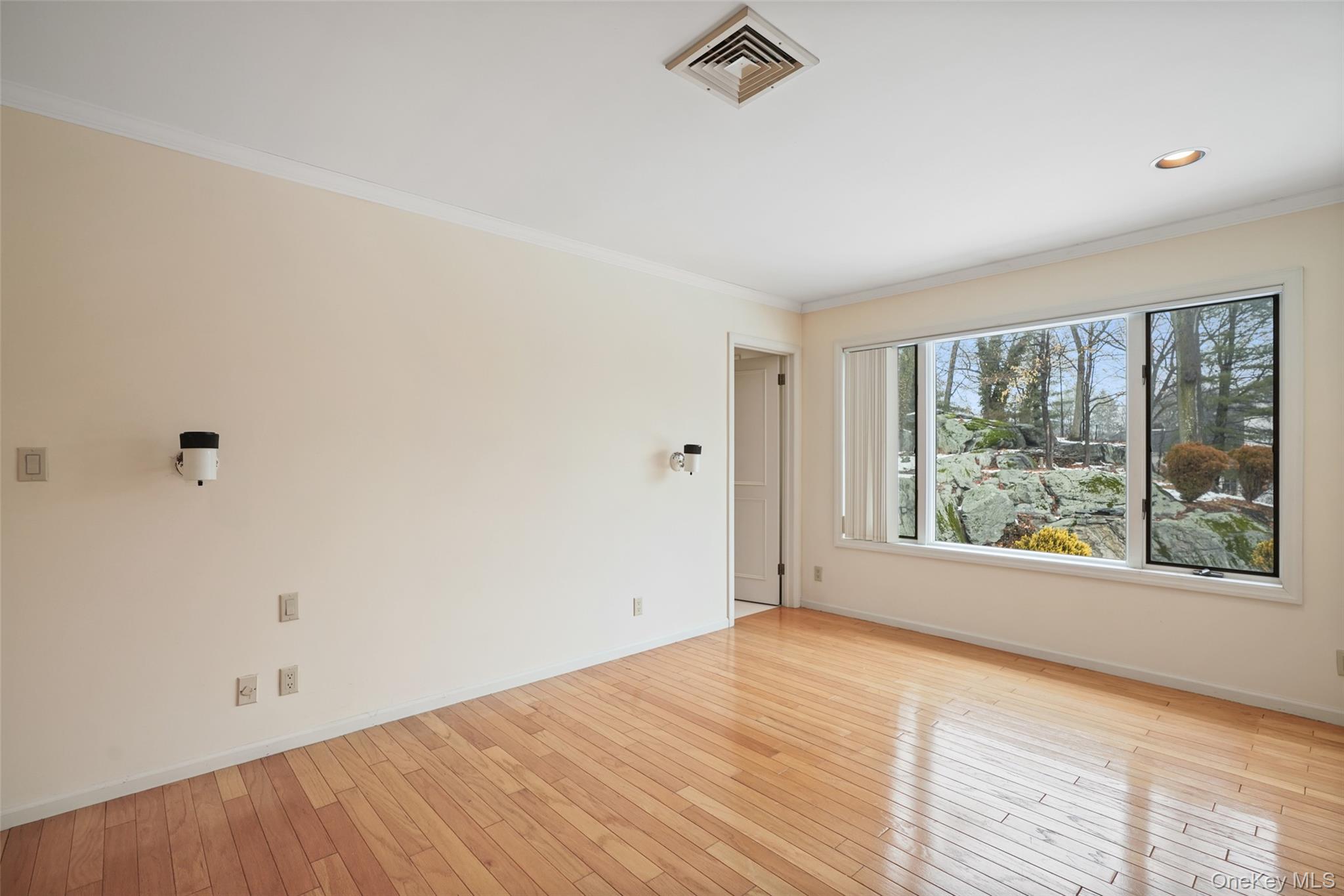 14 Lakeside Drive Rye, NY 10580 - Photo 20 of 33 an empty room with a window