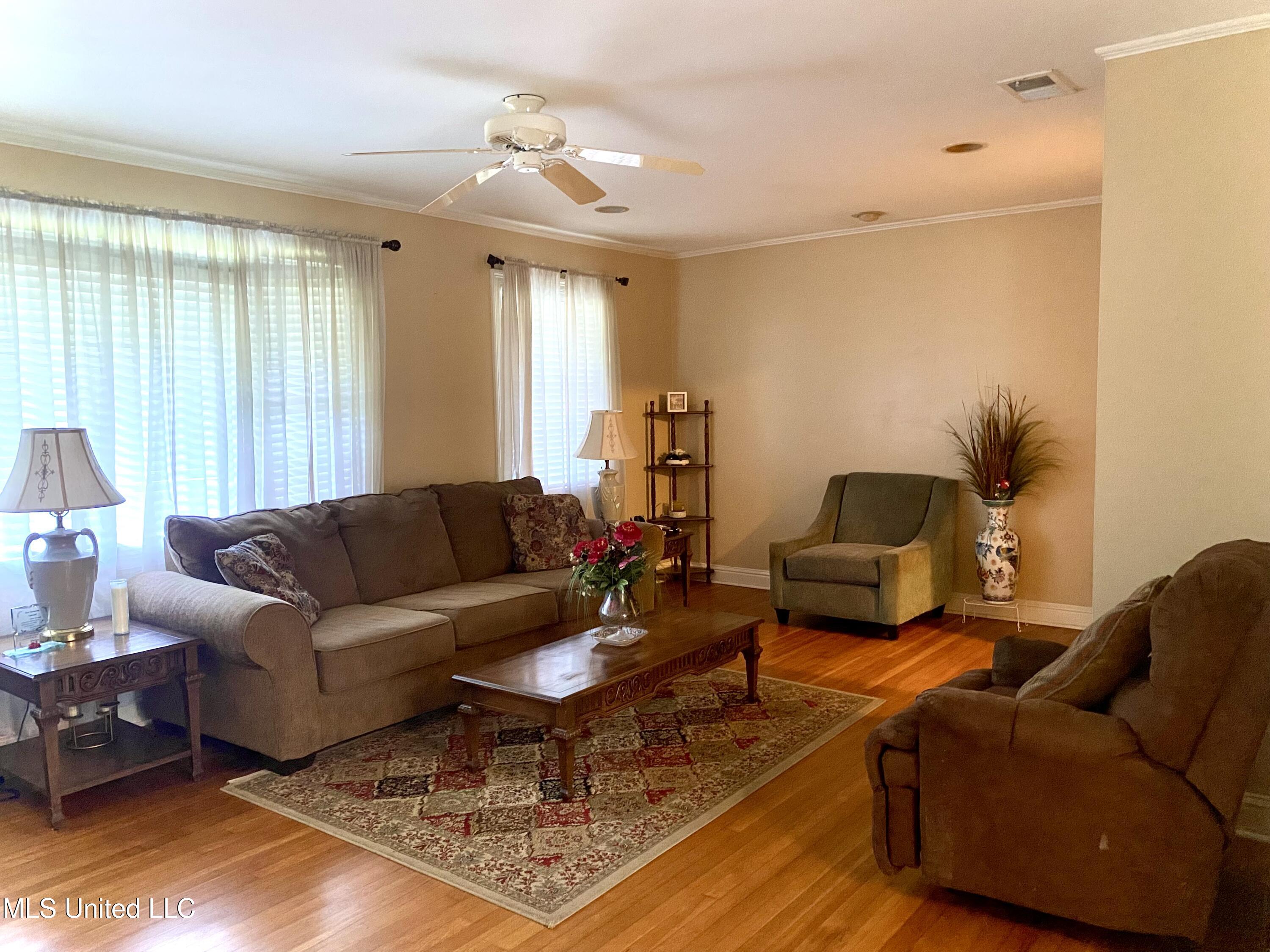 2905 Prince George Road Hattiesburg, MS 39402 - Photo 4 of 18 Living room