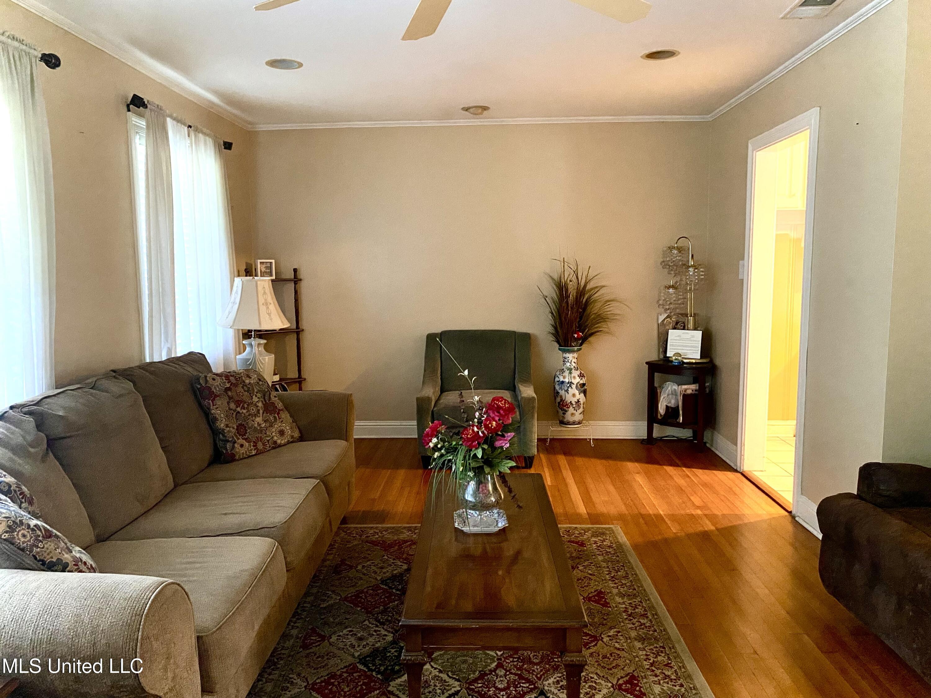 2905 Prince George Road Hattiesburg, MS 39402 - Photo 5 of 18 Living room2