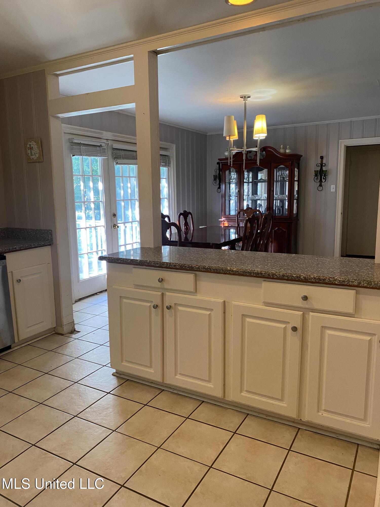 2905 Prince George Road Hattiesburg, MS 39402 - Photo 8 of 18 Bar