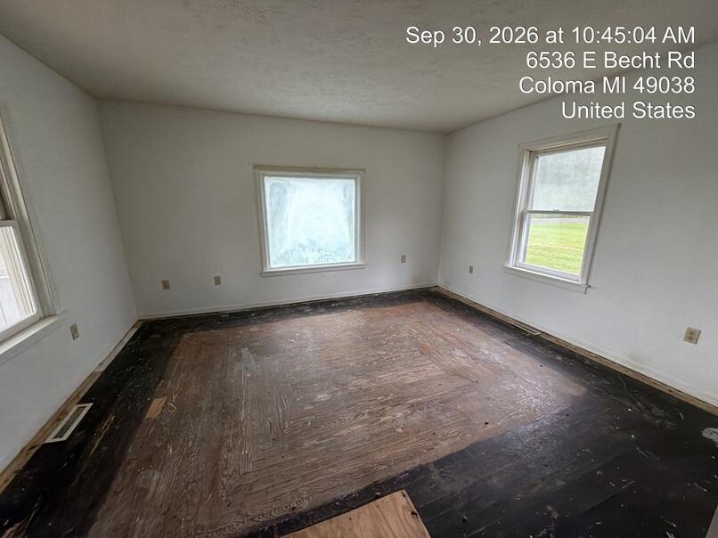 6536 East Becht Road Coloma, MI 49038 - Photo 7 of 20 2frontlivingroom