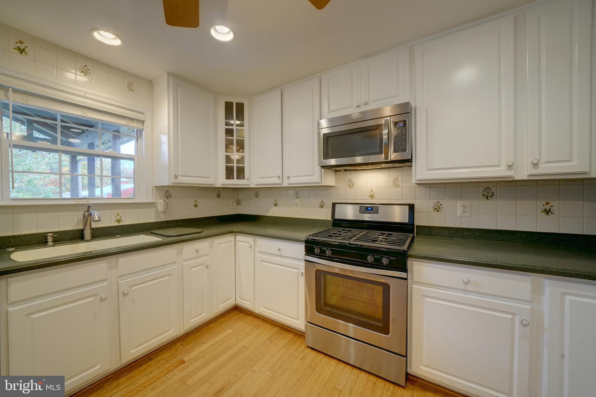18560 Windsor Forest Road Mount Airy, MD 21771 - Photo 34 of 63 Kitchen with stainless appliances