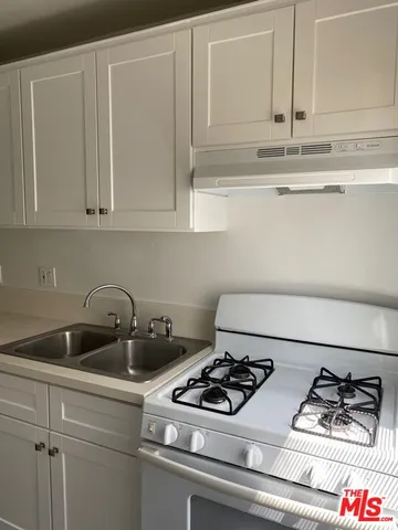 $1,695 | 2029 East 10th Street, Long Beach, CA 90804