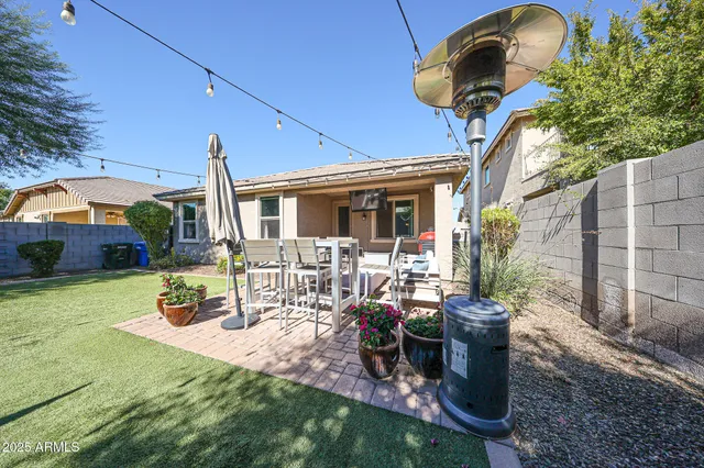 a view of a dinning tables and chairs in patio