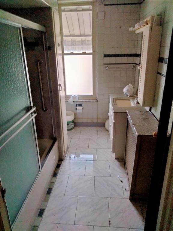 522 Freeland Street Pittsburgh, PA 15210 - Photo 15 of 19 a bathroom with a sink a toilet and a shower