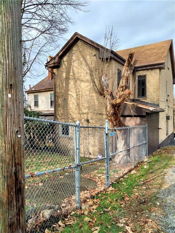 522 Freeland Street Pittsburgh, PA 15210 - Photo 3 of 19 a backyard of a house