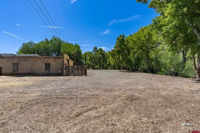 a view of a backyard