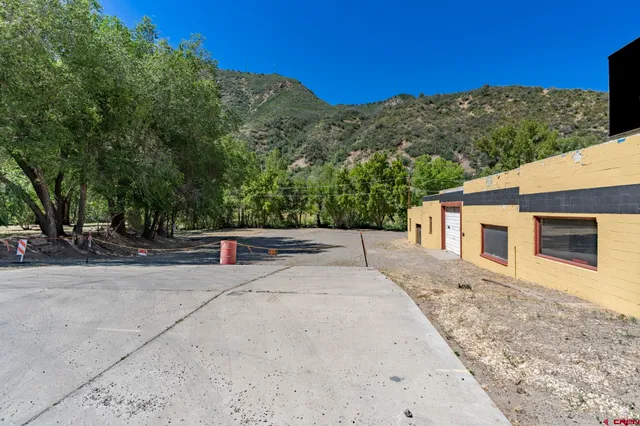 a view of a house with a backyard