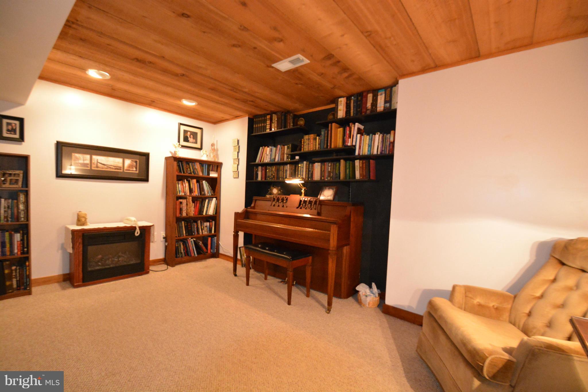 9386 Mountjoy Road Marshall, VA 20115 - Photo 12 of 18 Family Room
