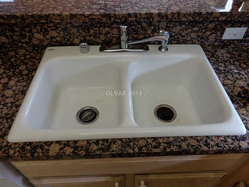 490 Edgefield Ridge Place Henderson, NV 89012 - Photo 8 of 18 Kitchen. PROFESSIONAL EZ CLEAN DOUBLE SINK