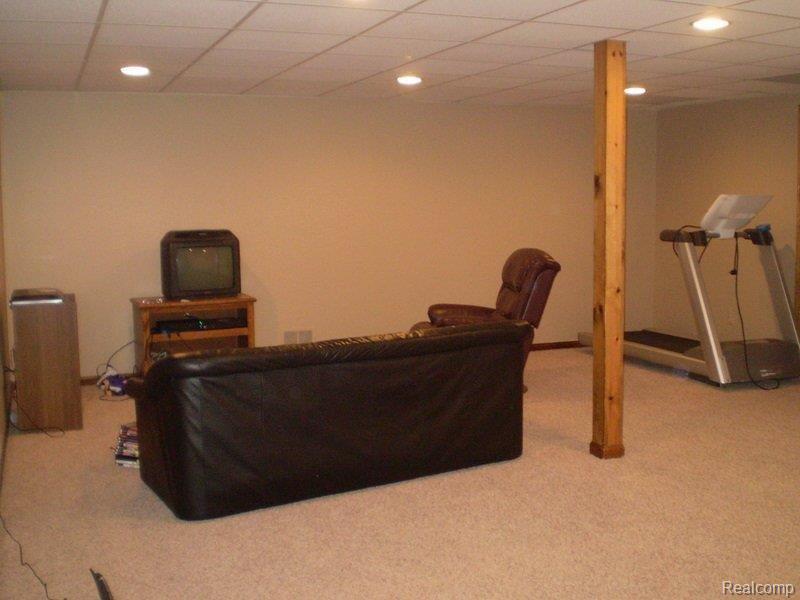 546 Timberline Drive Rochester, MI 48309 - Photo 18 of 19 House pictures 013.JPG
