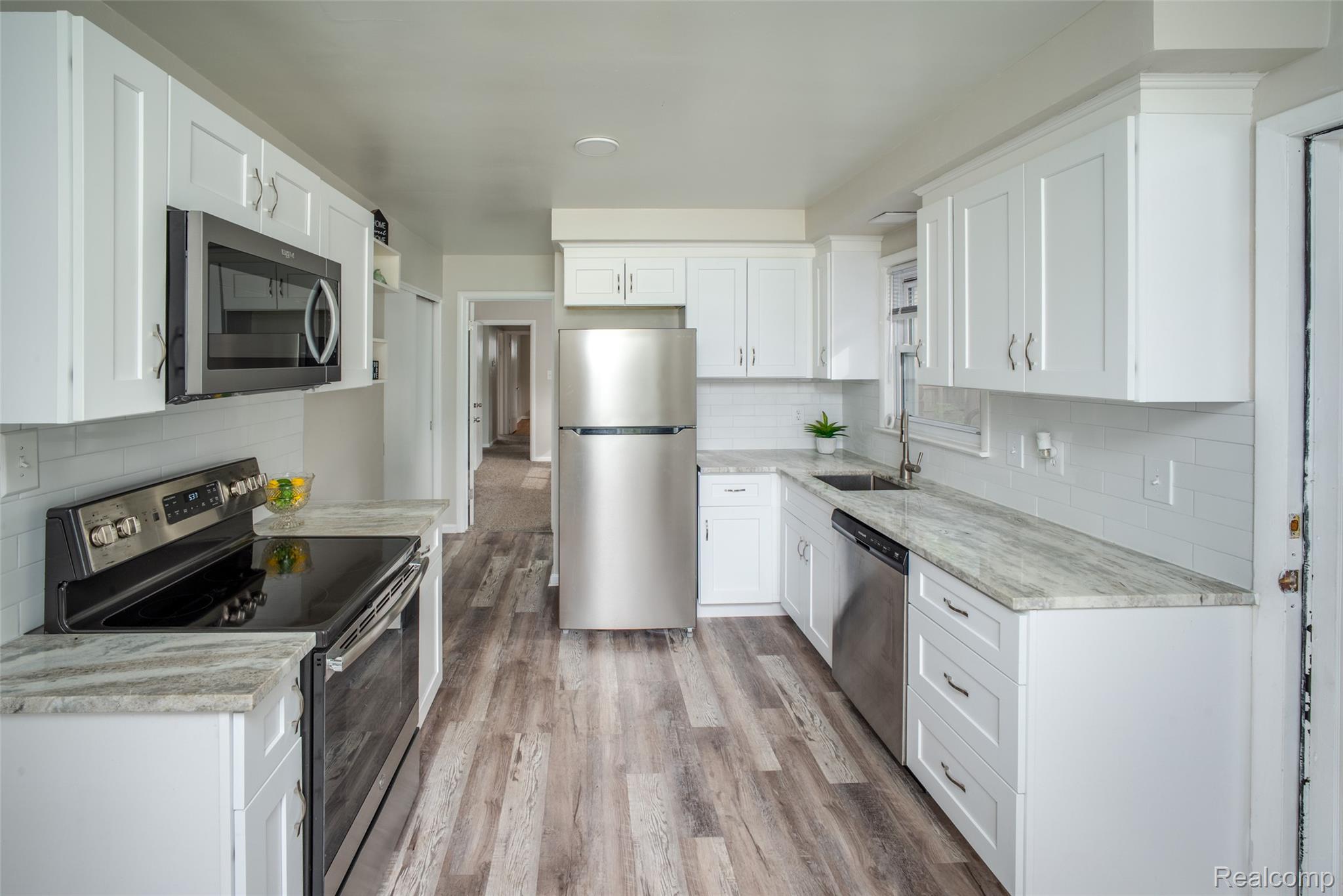 2423 Crooks Road Royal Oak, MI 48073 - Photo 10 of 36 8.jpg