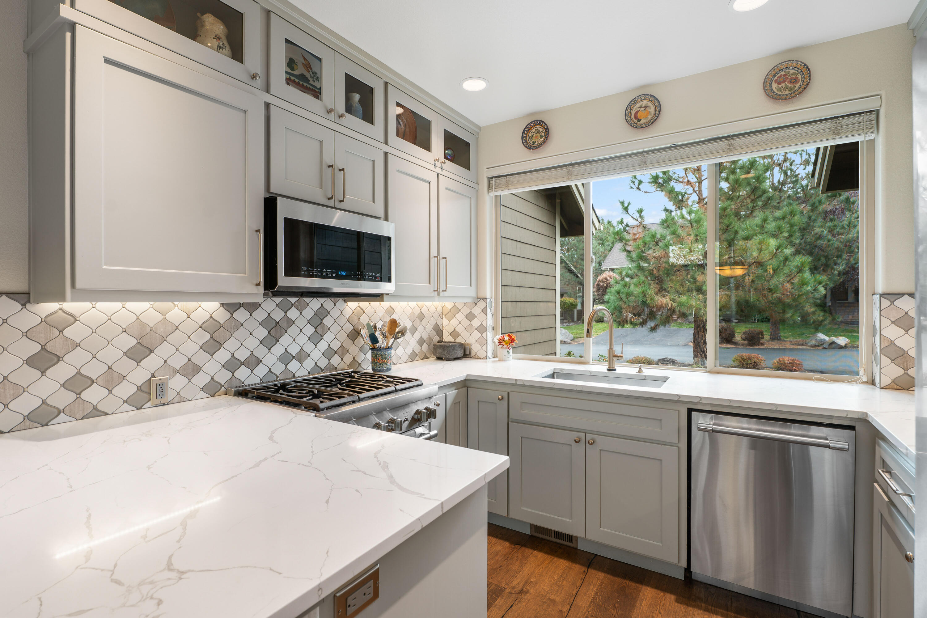 1302 Highland View Loop Redmond, OR 97756 - Photo 9 of 53 04-Kitchen