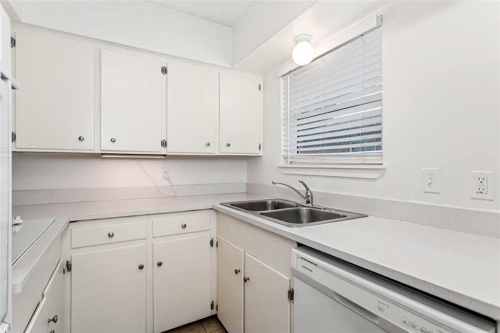 11038 Wyatt Street Dallas, TX 75218 - Photo 11 of 29