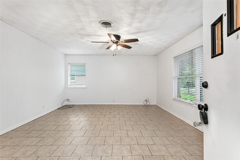 11038 Wyatt Street Dallas, TX 75218 - Photo 3 of 29