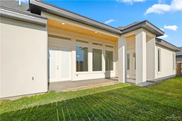 a view of a house with backyard and porch