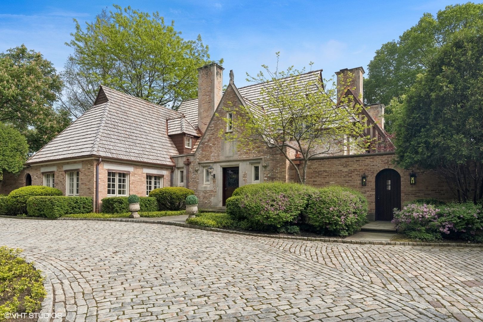 885 Maplewood Road Lake Forest, IL 60045 - Photo 2 of 78 a front view of a house with garden