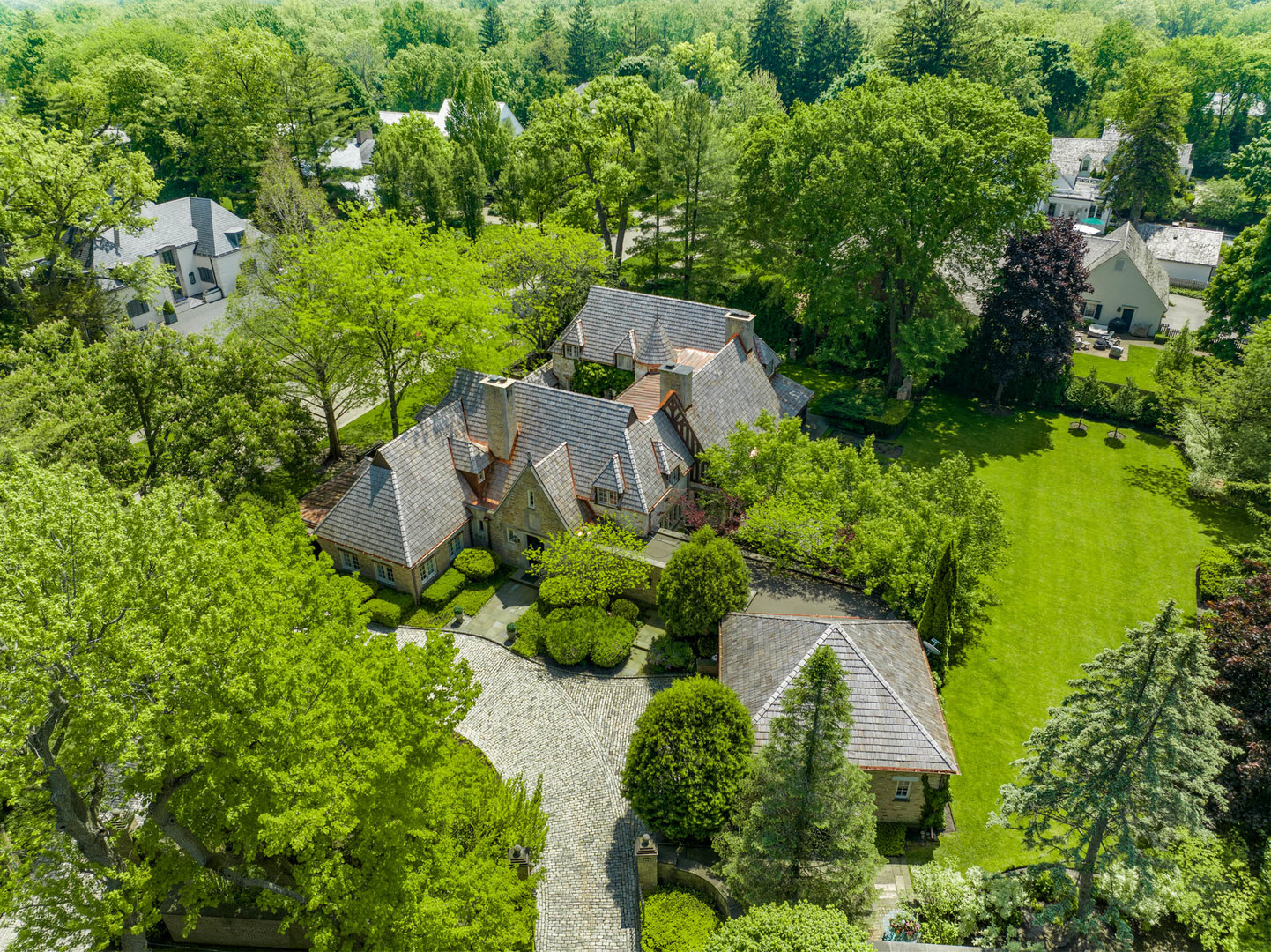 885 Maplewood Road Lake Forest, IL 60045 - Photo 3 of 78 an aerial view of a house with a yard and lake view