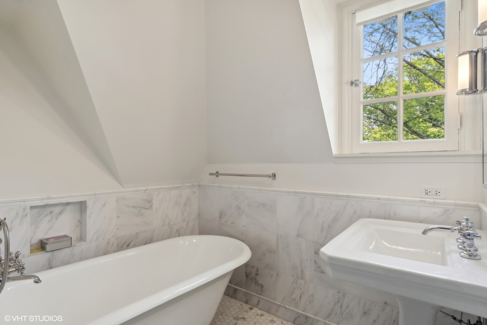 885 Maplewood Road Lake Forest, IL 60045 - Photo 43 of 78 a bathroom with a sink and a bathtub