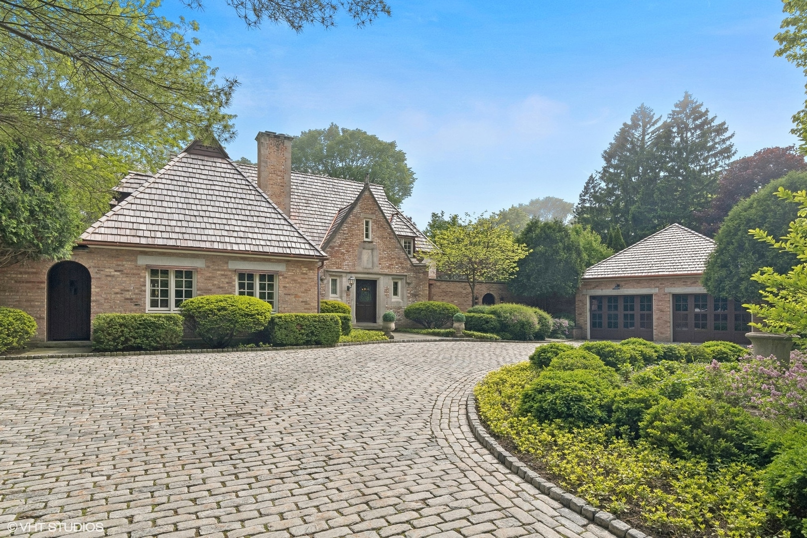 885 Maplewood Road Lake Forest, IL 60045 - Photo 52 of 78 a front view of a house with a garden