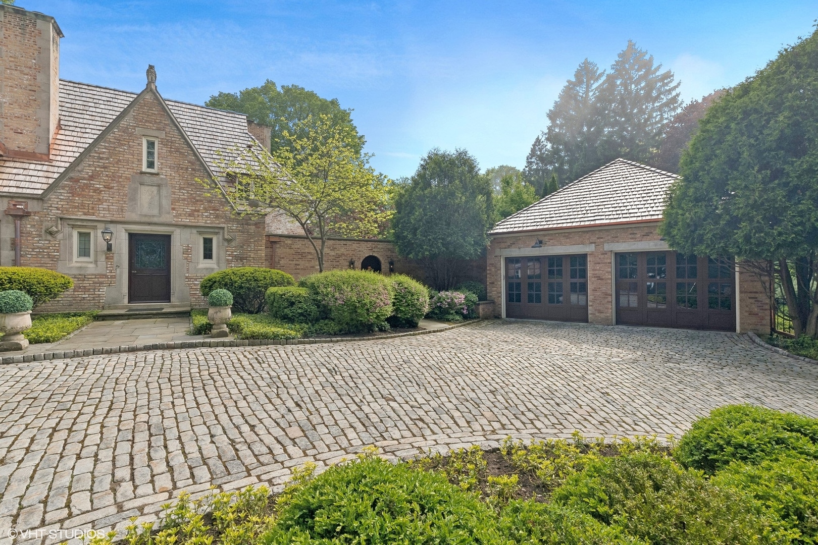 885 Maplewood Road Lake Forest, IL 60045 - Photo 54 of 78 front view of a house with a yard
