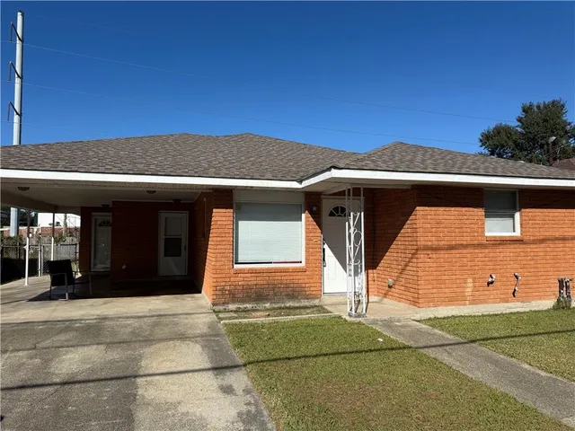 $215,000 | 2918-20 Pakenham Drive, Chalmette, LA 70043