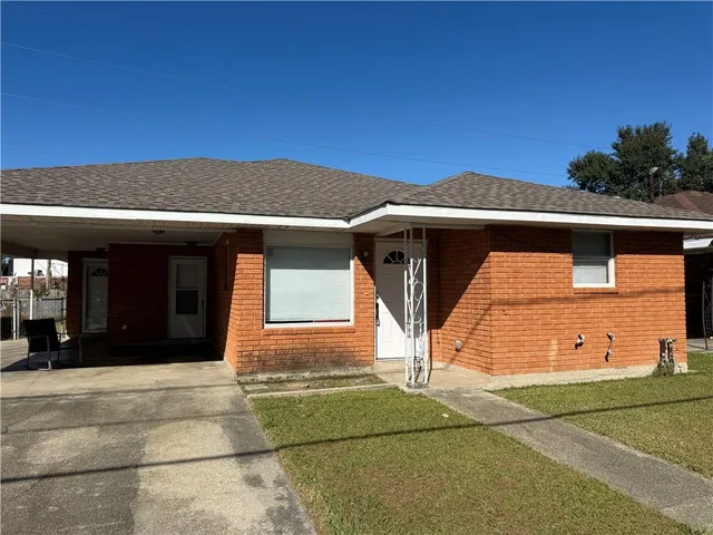 $215,000 | 2918-20 Pakenham Drive, Chalmette, LA 70043