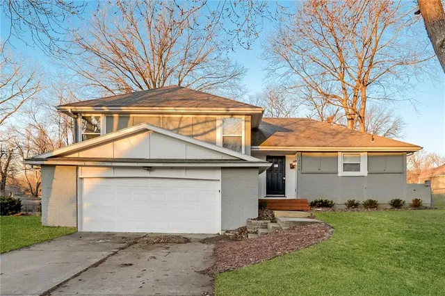 $1,895 | 12806 Richmond Avenue, Grandview, MO 64030