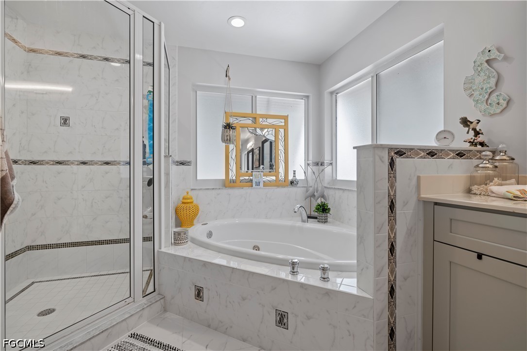 485 Peachtree Road Sanibel, FL 33957 - Photo 13 of 24 a bathroom with a tub sink and mirror