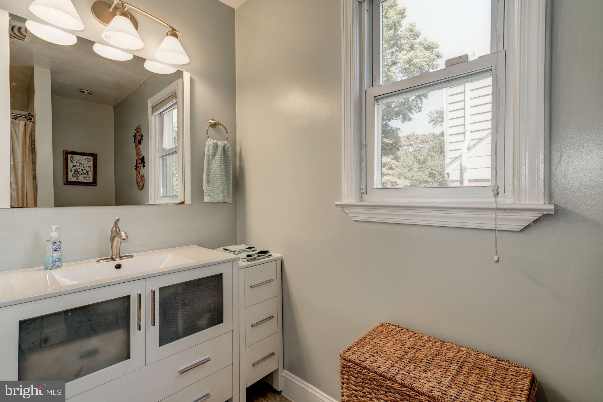 513 Mansfield Road Silver Spring, MD 20910 - Photo 16 of 28 Main Level Bath