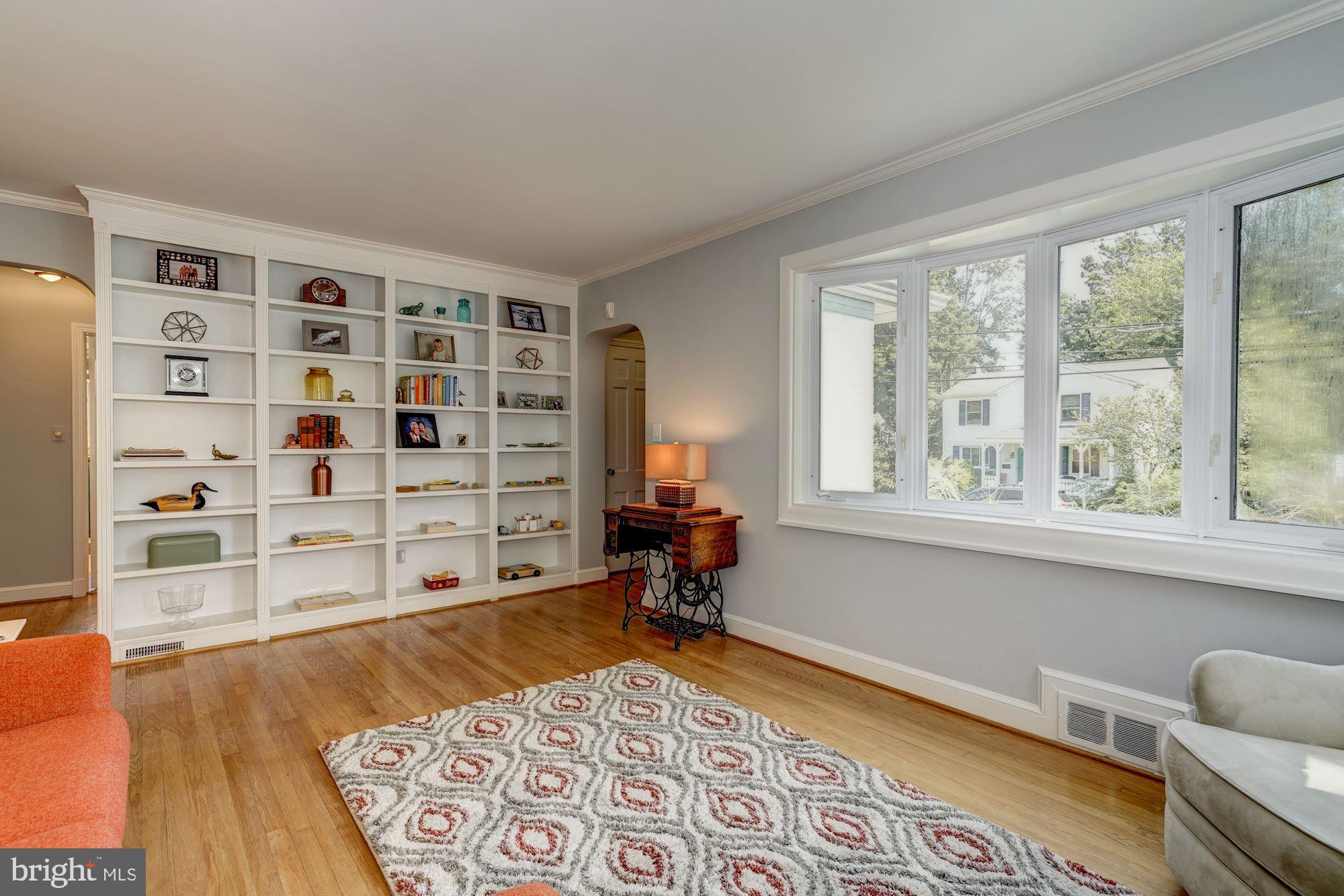 513 Mansfield Road Silver Spring, MD 20910 - Photo 5 of 28 Living Room