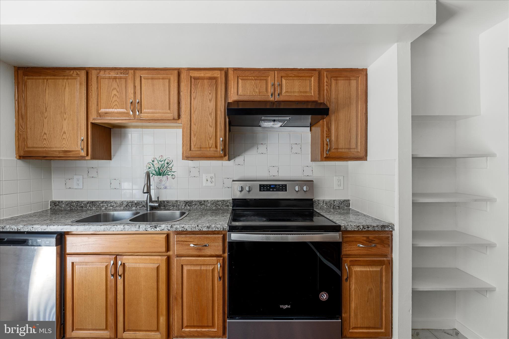 2231 Sanibel Drive Reston, VA 20191 - Photo 16 of 56 Kitchen