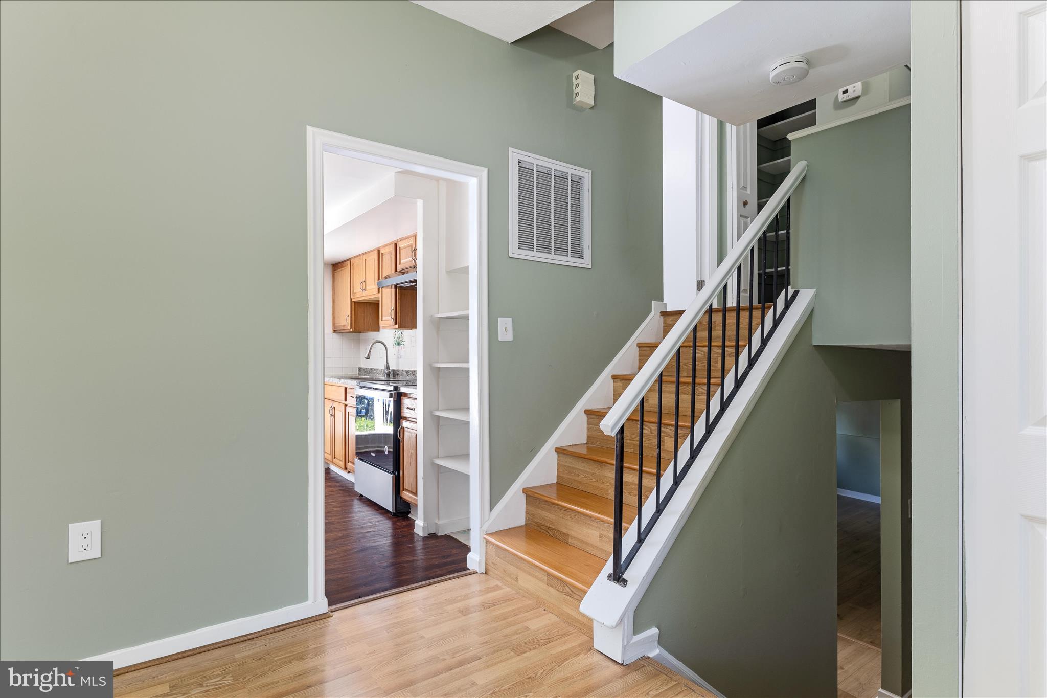 2231 Sanibel Drive Reston, VA 20191 - Photo 10 of 56 Foyer