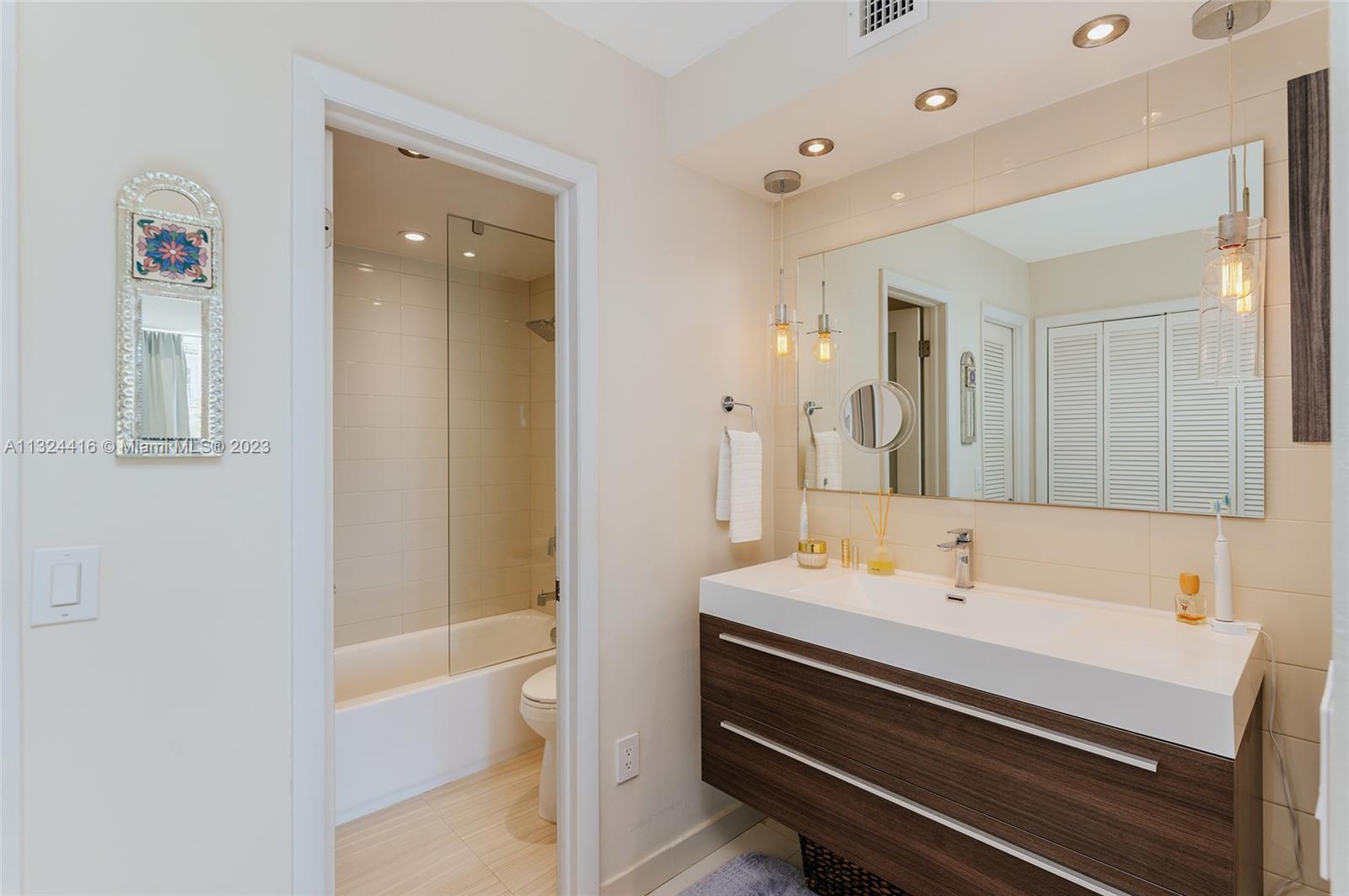 1345 Lincoln Road, Unit 403 Miami Beach, FL 33139 - Photo 13 of 27 Gallery Image 13