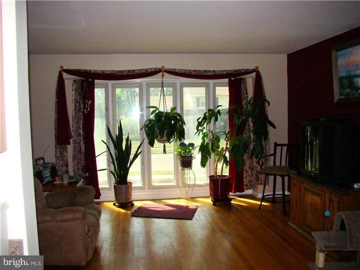 304 Colonial Road Edgewater Park, NJ 08010 - Photo 4 of 12 Gallery Image 4
