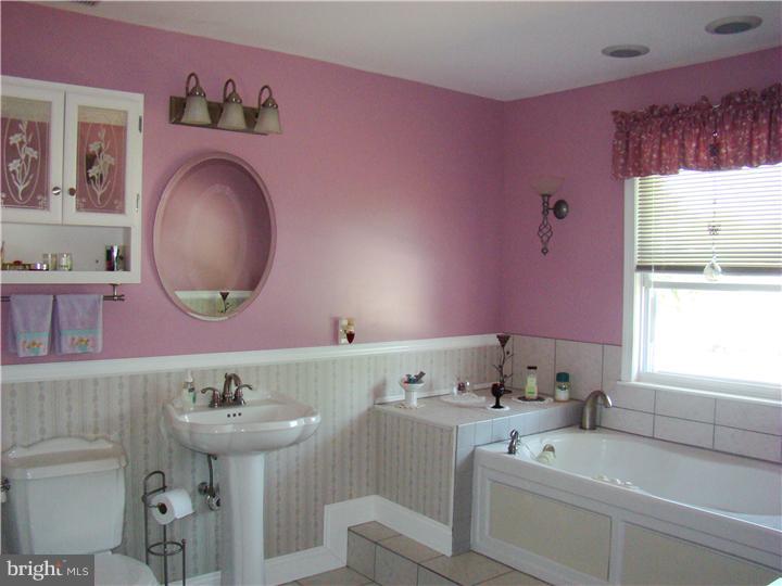304 Colonial Road Edgewater Park, NJ 08010 - Photo 8 of 12 Gallery Image 8
