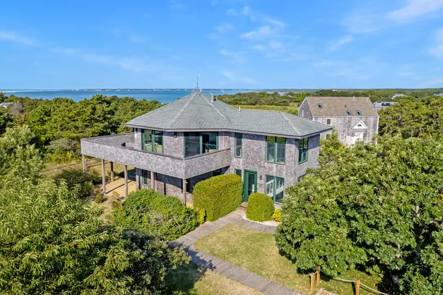 $2,575,000 | 76 Washque Avenue, Edgartown, MA 02539