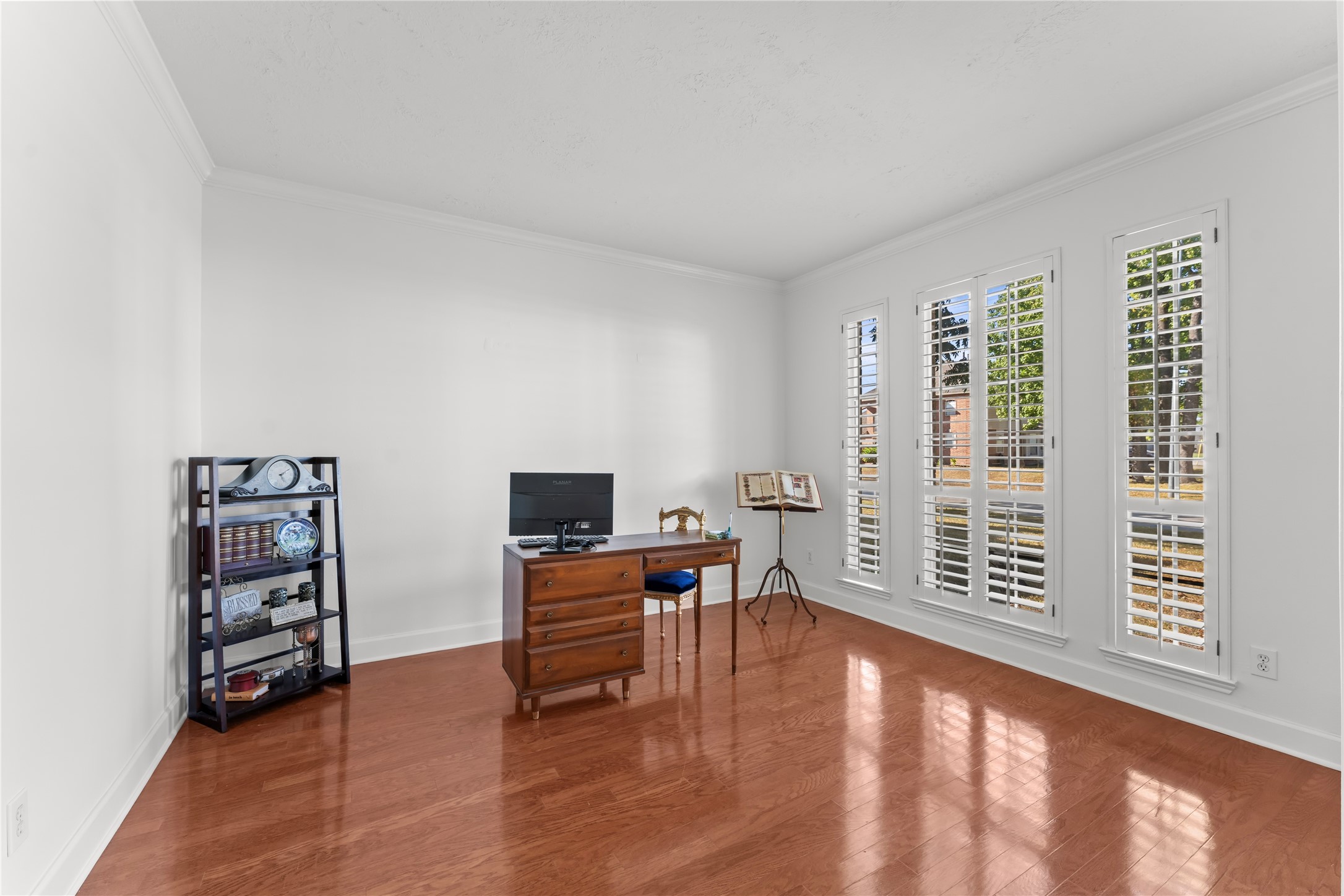 2922 Travick Lane Houston, TX 77073 - Photo 20 of 49 a view of a livingroom with furniture and a flat screen tv