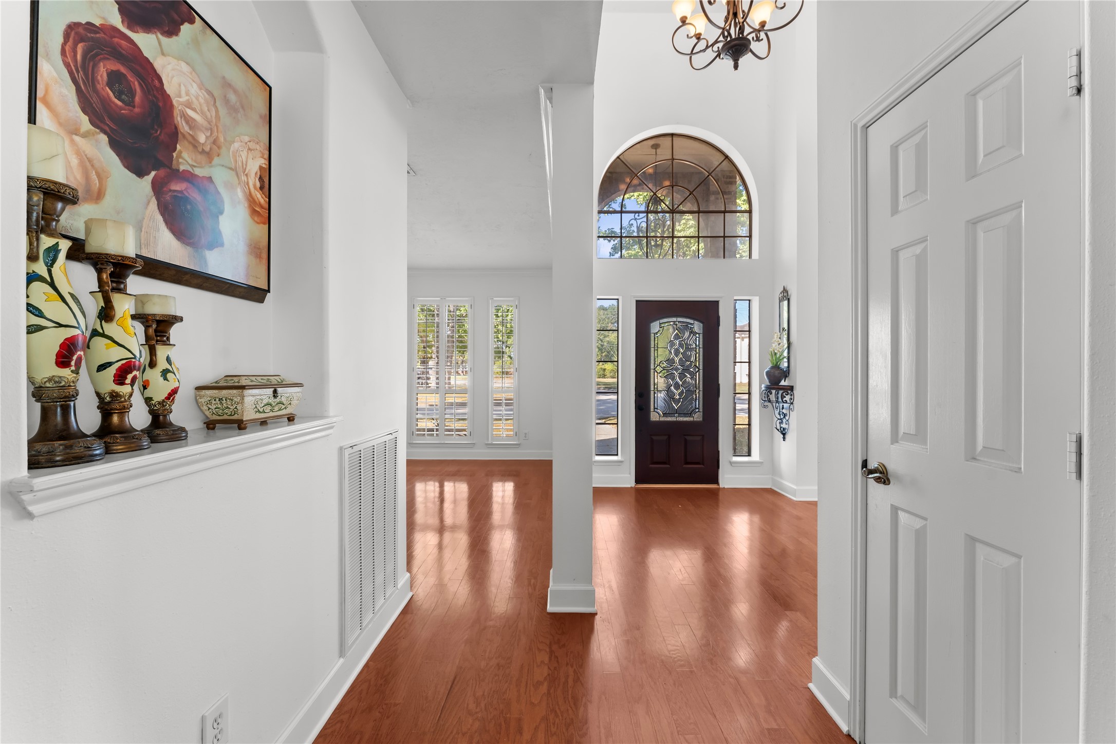 2922 Travick Lane Houston, TX 77073 - Photo 7 of 49 a hallway with wooden floor chandelier and a window