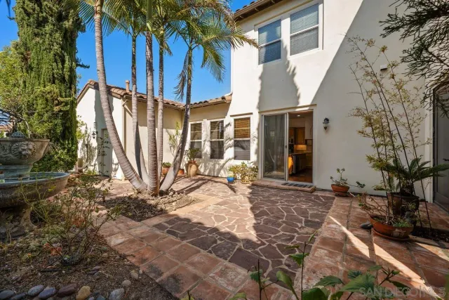 a view of a house with backyard