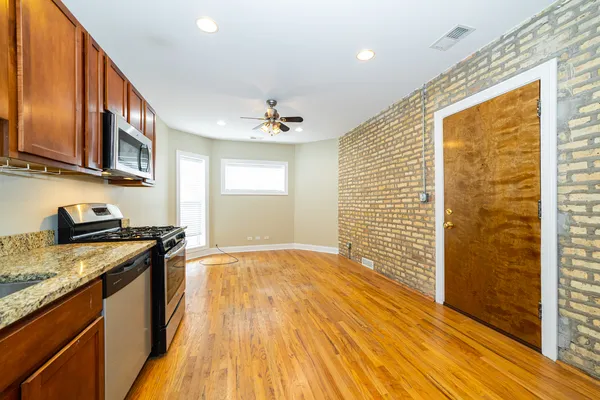 $1,950 | 1644 West Greenleaf Avenue, Unit 2S, Chicago, IL 60626