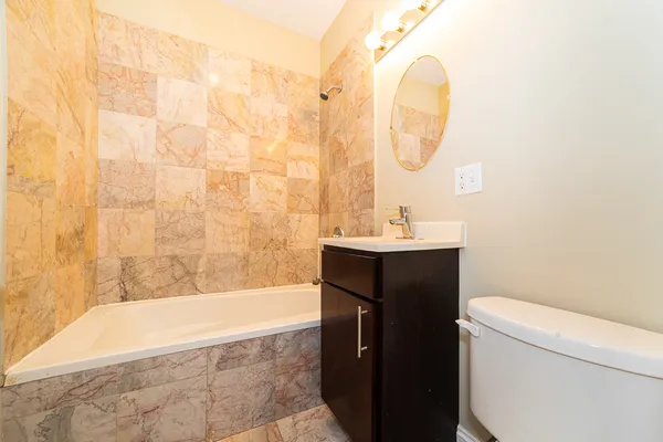 $1,950 | 1644 West Greenleaf Avenue, Unit 2S, Chicago, IL 60626