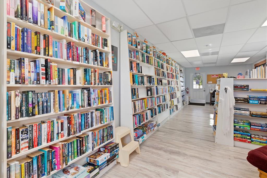 1317 Trout Punta Gorda, FL 33950 - Photo 39 of 55 a living room with lots of books