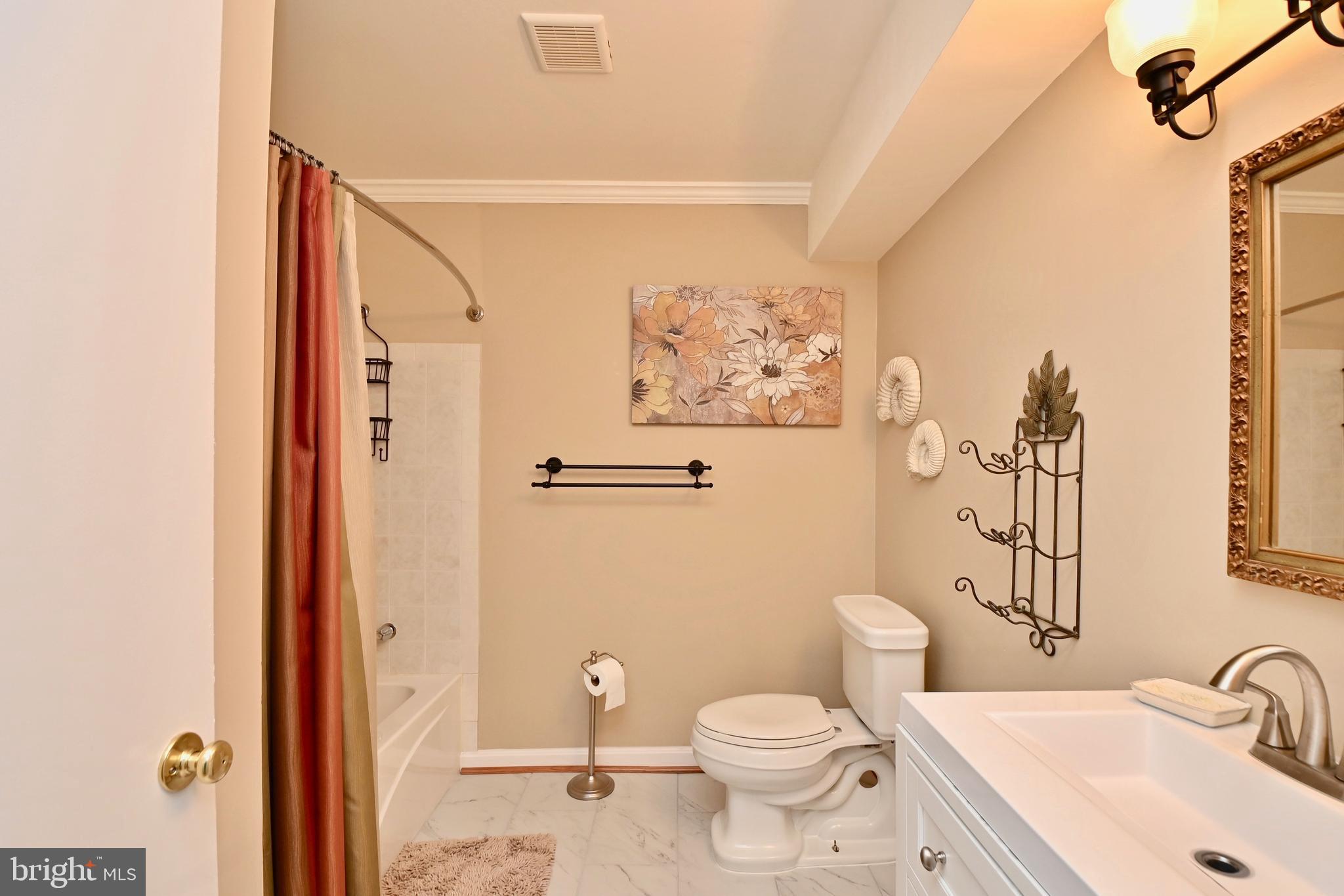 18416 Cabin Road Triangle, VA 22172 - Photo 17 of 30 Bath Room
Main Level