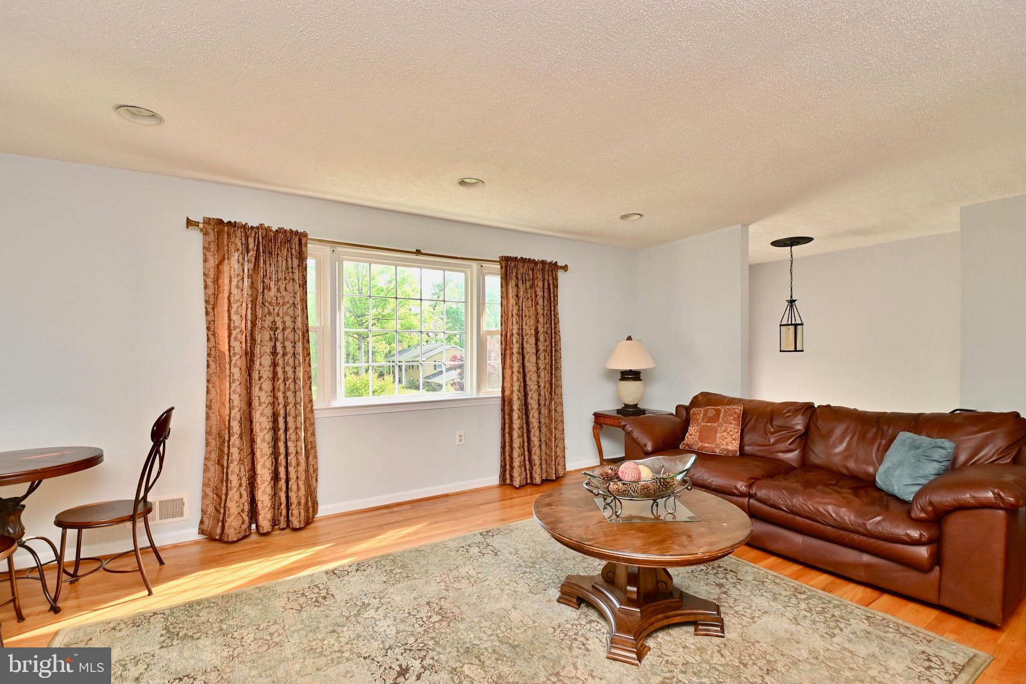 18416 Cabin Road Triangle, VA 22172 - Photo 4 of 30 Living Room
Main Level
