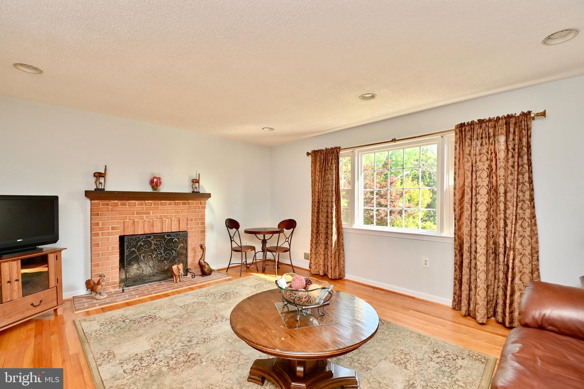 18416 Cabin Road Triangle, VA 22172 - Photo 5 of 30 Living Room
