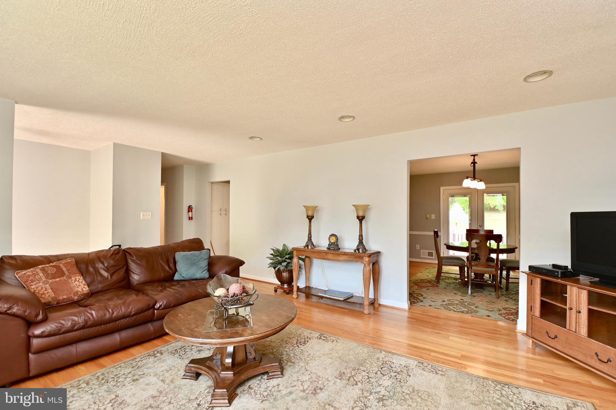 18416 Cabin Road Triangle, VA 22172 - Photo 6 of 30 Living / Dining Room