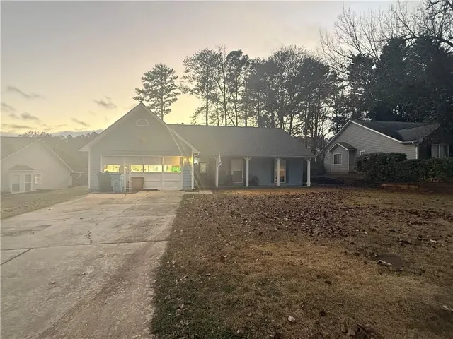 a view of a house with a yard