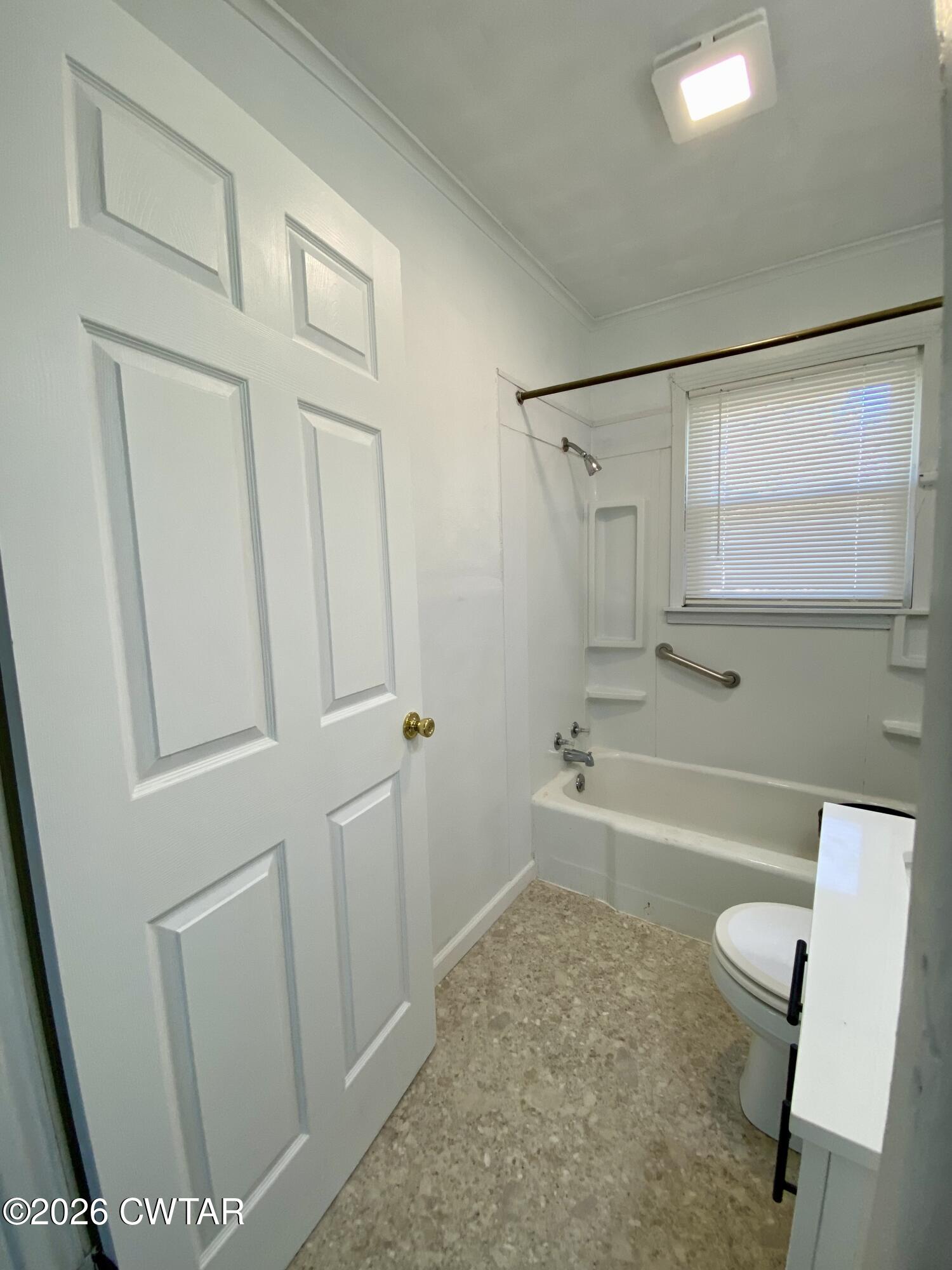 20 South Garland Street McKenzie, TN 38201 - Photo 13 of 18 a bathroom with a sink a toilet and a bathtub